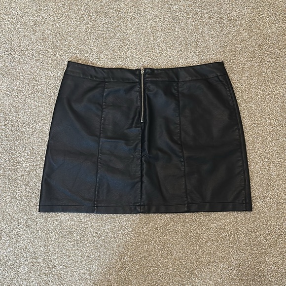 Feaux leather mini skirt - Picture 2 of 3
